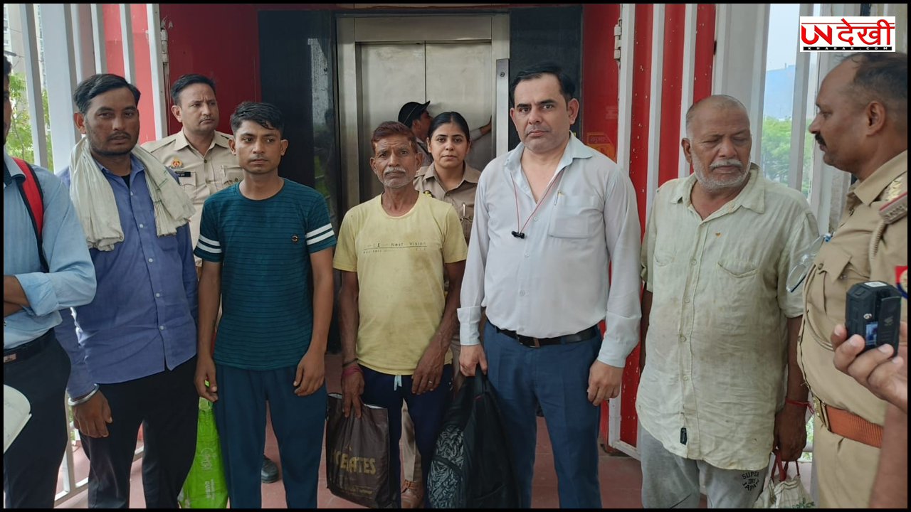 नोएडा के फुटओवर ब्रिज की लिफ्ट में फंसे 6 लोग, मदद के लिए चिल्लाते रहे, जानें कैसे बची जान