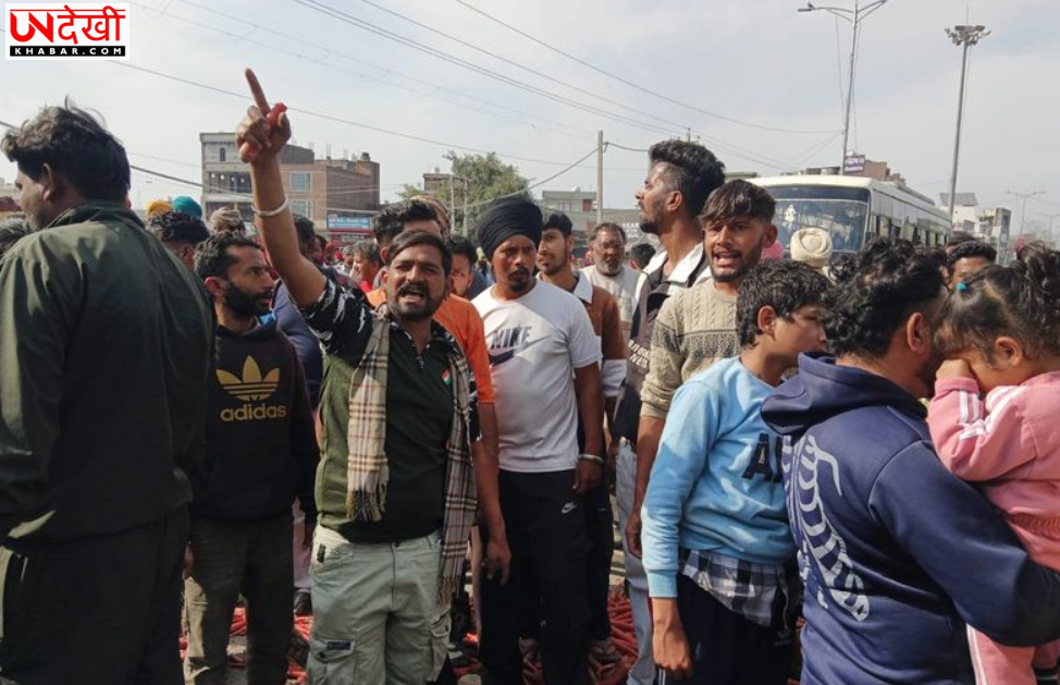 अतिक्रमण हटाने की कार्रवाई के खिलाफ रेहड़ी-पटरी वालों का प्रदर्शन