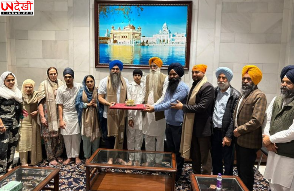 कनाडाई सांसद टिम उप्पल ने स्वर्ण मंदिर में मत्था टेका