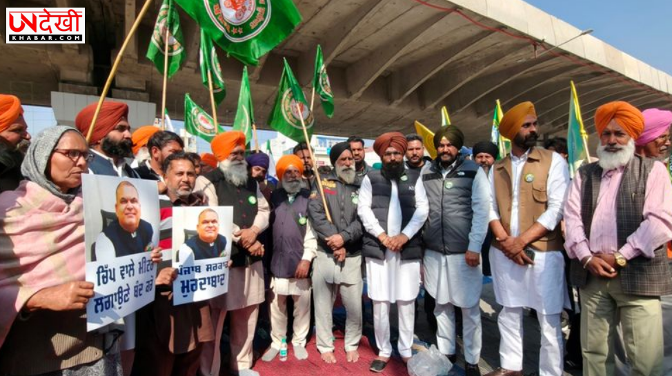 किसान मजदूर मोर्चा का विधायक संजीव अरोड़ा के आवास के बाहर प्रदर्शन