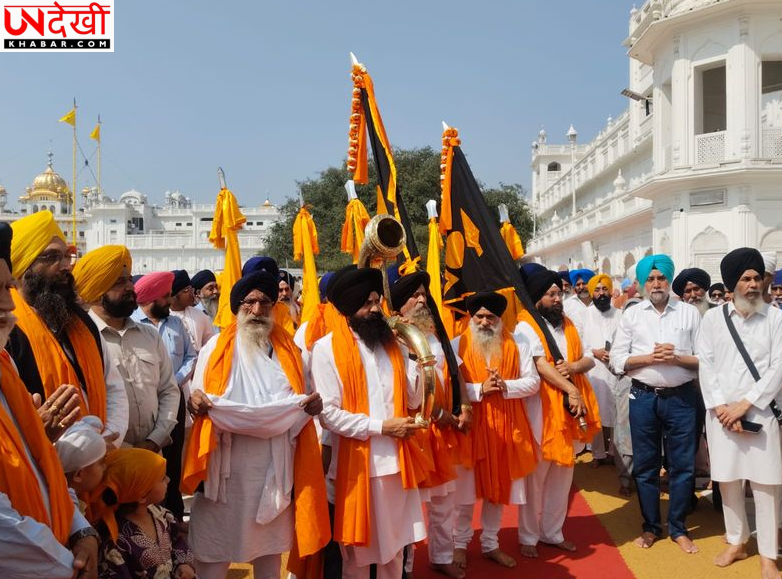 Sri Guru Singh Sabha द्वारा Sri Akal Takht Sahib से होला मोहल्ला सजाया गया