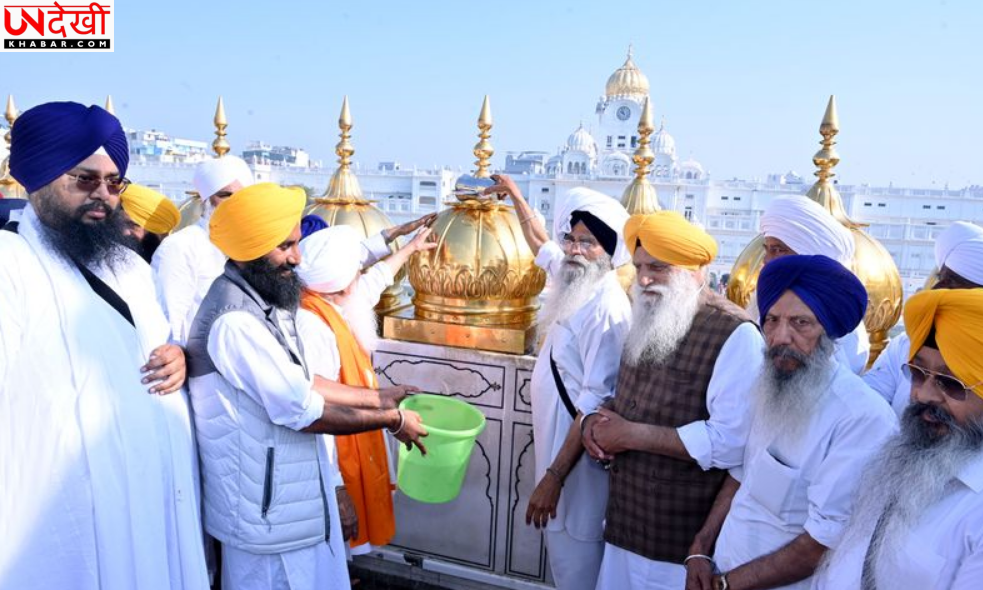 स्वयंसेवकों ने गोल्डन टेम्पल के सचखंड का हर्बल सफाई और सोने की प्लेटों की धोवाई शुरू की