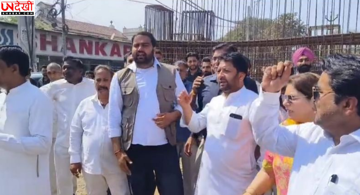 रेलवे रोड फ्लाईओवर के डिजाइन में बदलाव को लेकर कांग्रेस का प्रदर्शन