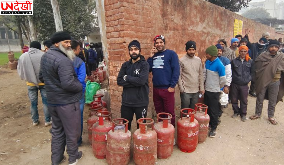 रसोई गैस की अफवाहों के बीच जरूरी सामानों के दाम बढ़े, गैस एजेंसियों के बाहर लंबी कतारें