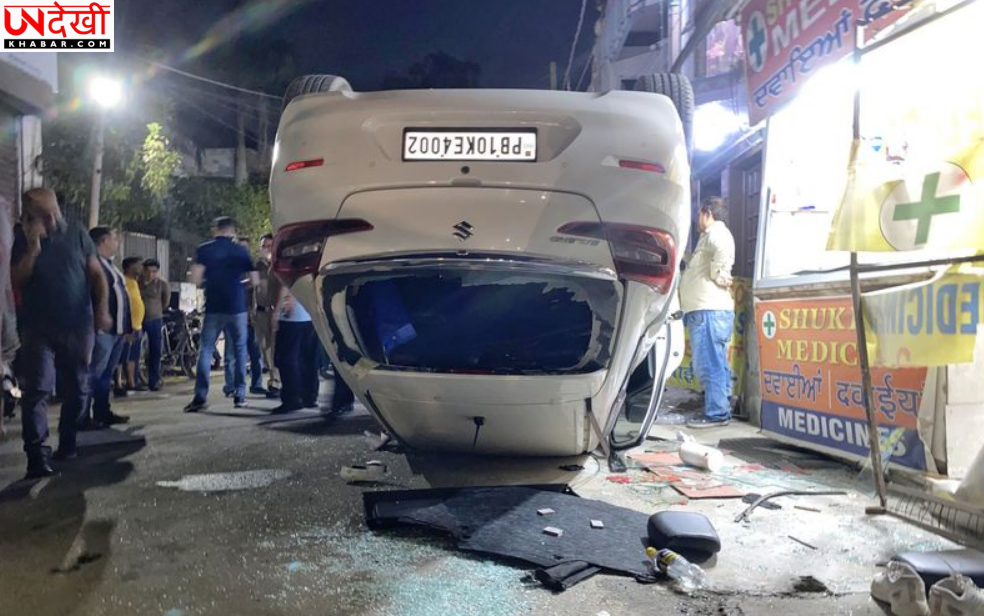 तेज रफ्तार कार पलटी, मेडिकल स्टोर में घुसी