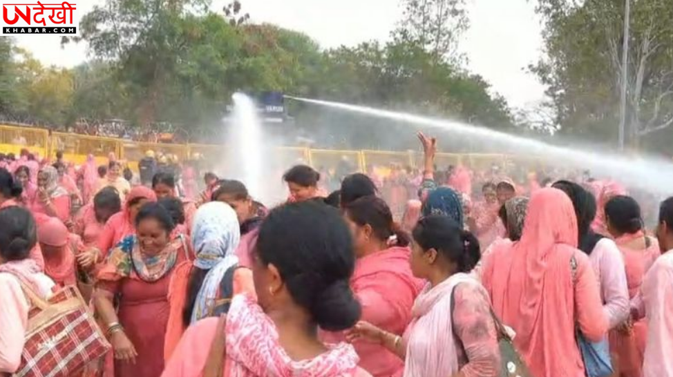 मोहाली में आशा वर्करों का प्रदर्शन, पुलिस ने वाटर कैनन से रोका
