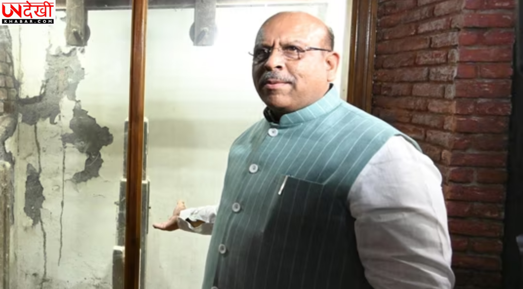 दिल्ली विधानसभा में सुरक्षा में सेंध, व्यक्ति ने बैरिकेड तोड़कर स्पीकर की कार में रखा फूलों का गुलदस्ता