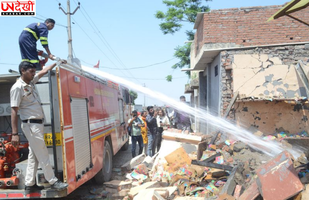 मेरठ रोड पर अवैध पटाखा गोदाम में जोरदार धमाका, दुकान ढही, बच्ची घायल