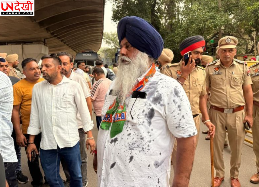 लुधियाना में BJP का पुलिस कमिश्नर कार्यालय के बाहर प्रदर्शन, नेताओं पर फेंकी गई स्याही