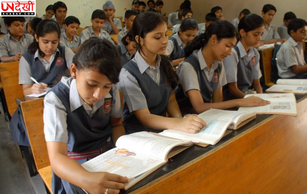 सरकारी स्कूलों में डेढ़ महीने बाद भी नहीं पहुंचीं किताबें, बिना पाठ्यपुस्तकों के पढ़ाई करने को मजबूर छात्र
