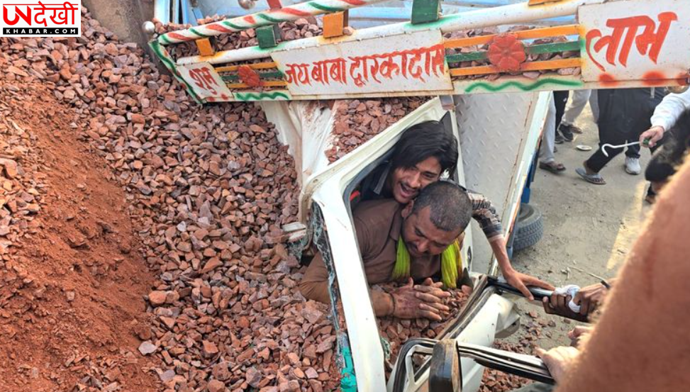 झज्जर में बड़ा हादसा: ओवरलोड ट्रक पलटा, MUV सवार तीन लोग घायल