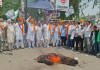 भारत-अमेरिका व्यापार समझौते के विरोध में किसानों का प्रदर्शन, कैथल में अमेरिकी प्रतिनिधिमंडल का पुतला फूंका