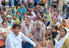 आनंदगढ़ सरपंच हत्याकांड: मुख्य आरोपी की गिरफ्तारी की मांग को लेकर थाने के बाहर धरना, परिवार और ग्रामीणों का प्रदर्शन