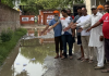 'सड़क नहीं तो वोट नहीं' अभियान शुरू, गड्ढों में भरे बारिश के पानी में कागज की नाव चलाकर जताया विरोध