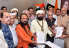 श्री देवी तालाब मंदिर पथराव विवाद ने पकड़ा तूल, संत समाज ने पुलिस आयुक्त से की कड़ी कार्रवाई की मांग