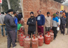 रसोई गैस की अफवाहों के बीच जरूरी सामानों के दाम बढ़े, गैस एजेंसियों के बाहर लंबी कतारें
