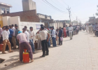 सिरसा के गांवों में LPG सिलेंडर की किल्लत, घंटों लाइन में खड़े रहे लोग