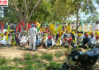 Sanyukt Kisan Morcha से जुड़े किसानों का प्रदर्शन, शेरों शुगर मिल की जमीन ट्रांसफर का विरोध