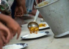 मिड-डे मील खाने के बाद बिहार में 300 से ज्यादा बच्चे बीमार, खाने में मृत सांप मिलने का आरोप
