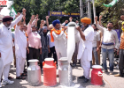 मिलावटी दूध के खिलाफ डेयरी किसानों का प्रदर्शन, डीसी ऑफिस के बाहर बहाया दूध