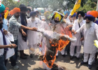 विवादित वीडियो मामले पर गरमाई सियासत: अकाली दल वारिस पंजाब दे ने CM भगवंत मान का पुतला फूंका, न्यायिक जांच और इस्तीफे की मांग