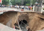 लुधियाना के किचलू नगर में सड़क धंसी, 20 फीट गहरा सिंकहोल बनने से मचा हड़कंप