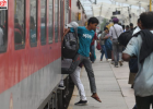 चलती ट्रेन से उतरने और रेलवे ट्रैक पार करने का खतरनाक ट्रेंड जारी, लुधियाना में रोज जोखिम उठा रहे यात्री