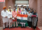 राष्ट्रीय हथकरघा दिवस पर पीएम मोदी से मिला खेती विरासत मिशन का प्रतिनिधिमंडल, प्राकृतिक खेती से बनी खादी का तिरंगा किया भेंट