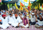 जालंधर में ट्रक ऑपरेटरों का DC ऑफिस के बाहर प्रदर्शन, निजी कंटेनर ऑपरेटरों को काम देने का विरोध
