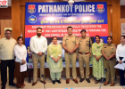 पठानकोट पुलिस ने 100 बरामद मोबाइल फोन उनके असली मालिकों को लौटाए