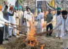 पंजाब में AAP के खिलाफ किसानों का प्रदर्शन, झाड़ू जलाकर परविंदर झोटा को न्याय दिलाने की मांग