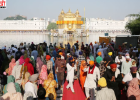 गुरु रामदास जी के प्रकाश पर्व पर स्वर्ण मंदिर में उमड़ा श्रद्धा का सैलाब, लाखों श्रद्धालुओं ने टेका माथा
