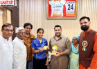 एशियन गेम्स में गोल्ड जीतने वाली हॉकी खिलाड़ी साक्षी राणा और ज्योति का सम्मान, विधायक निखिल मदान ने घर पहुंचकर दी बधाई