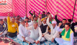 ईस्टर्न बाइपास से जोड़ने वाली सड़कों के निर्माण न होने पर किसानों का धरना तीसरे दिन भी जारी