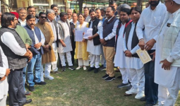 एचपीसीसी के आह्वान पर मिनी सचिवालय में कांग्रेस का प्रदर्शन