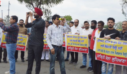 दूध मिलावट के खिलाफ जागृति सेना का अनोखा प्रदर्शन, दूरबीन से ढूंढे टेस्टिंग लैब