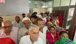 समाधान शिविर में अव्यवस्था से लोगों को परेशानी, बुजुर्ग घंटों लाइन में खड़े रहे