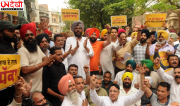 ईडी कार्रवाई के विरोध में AAP का प्रदर्शन, तरुण चुघ के घर के बाहर जताया रोष