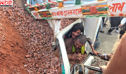 झज्जर में बड़ा हादसा: ओवरलोड ट्रक पलटा, MUV सवार तीन लोग घायल