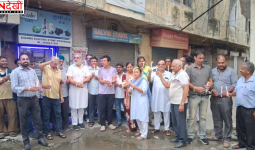 फगवाड़ा के चड्ढा मार्केट में जलभराव से परेशान दुकानदारों का कैंडल मार्च, निगम और पंजाब सरकार के खिलाफ प्रदर्शन