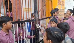 हिसार में साइंस टीचर के तबादले पर भड़के छात्र, सरकारी स्कूल का मुख्य गेट बंद कर किया प्रदर्शन