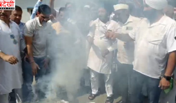 करनाल नगर निगम के खिलाफ कांग्रेस का प्रदर्शन, ‘भ्रष्टाचार’ के विरोध में बरसाए नकली नोट