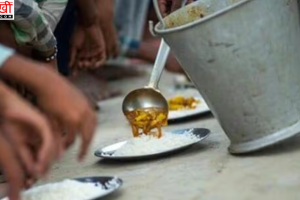 मिड-डे मील खाने के बाद बिहार में 300 से ज्यादा बच्चे बीमार, खाने में मृत सांप मिलने का आरोप