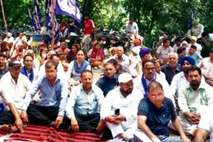 फगवाड़ा में BSP का पुलिस थाने के बाहर प्रदर्शन, सरपंच और उनके पति पर दर्ज FIR को बताया राजनीतिक प्रेरित