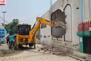 कुरुक्षेत्र में पुजारी से मारपीट के बाद प्रशासन की बड़ी कार्रवाई, आरोपी के घर और दरगाह की अवैध दीवारें हटाईं