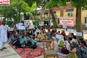 दोराहा में फिर गहराया कूड़ा संकट, सफाई कर्मचारियों की अनिश्चितकालीन हड़ताल से सात दिन से नहीं उठा कचरा