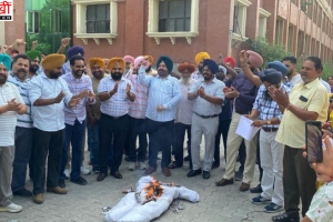 ‘महा हड़ताल’ पर कार्रवाई की चेतावनी से भड़के सरकारी कर्मचारी, अमृतसर में सरकार का पुतला फूंका