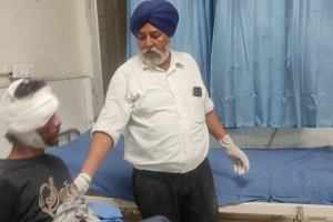 तरनतारन के अड्डा बाजार में दुकान पर फायरिंग, लोगों ने आरोपी को पकड़कर पीटा; साथी फरार