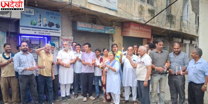 फगवाड़ा के चड्ढा मार्केट में जलभराव से परेशान दुकानदारों का कैंडल मार्च, निगम और पंजाब सरकार के खिलाफ प्रदर्शन