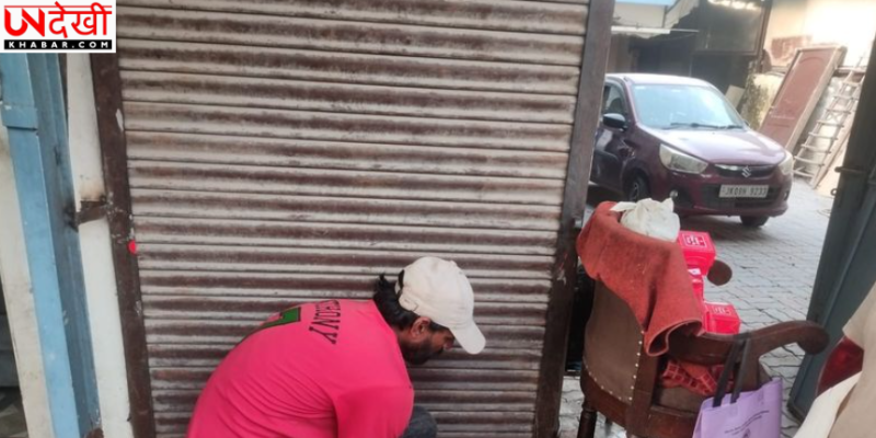 नगर निगम की बड़ी कार्रवाई: कंपनी बाग के सामने विवादित जमीन पर बनी दुकान सील, करोड़ों की जमीन मामले में जांच शुरू